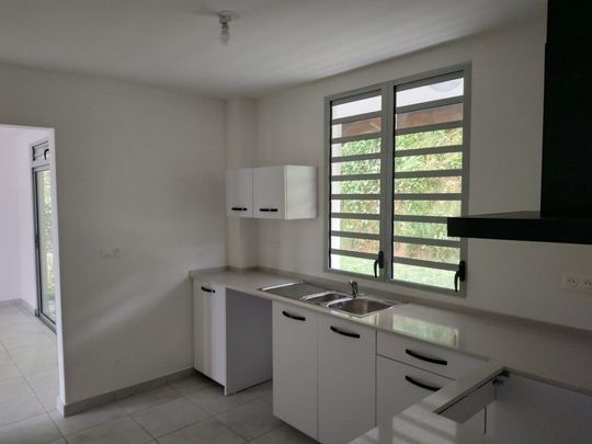 Location Maison 4 pièces 95m² REMIRE MONTJOLY 97354 - Photo 1