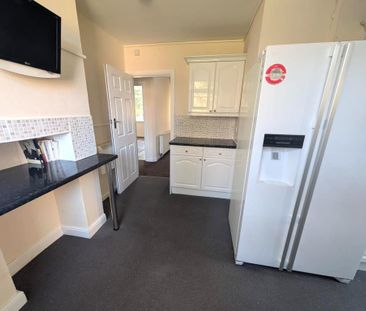 4 bedroom semi-detached house to rent - Photo 4