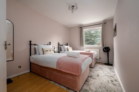 flat 5, 14 Henfield Road, London SW19 3HU, UK, London - Photo 4