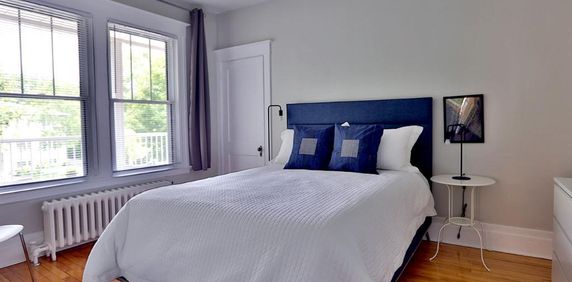 Disponible maintenant - Grand 7 1/2 meublé tout inclus - Photo 2