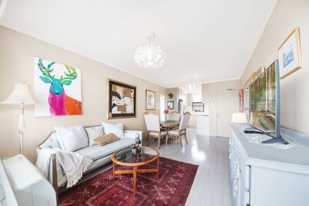 Immaculately furnished apartment with views - Photo 2