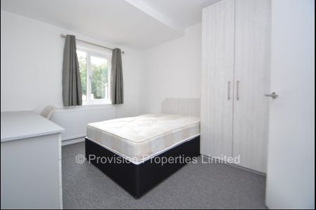 6 Bedroom Houses in Headingley - Photo 3