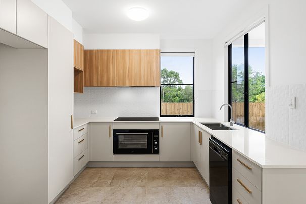Luxurious Townhome located in Prime Location -High Ceilings & Ducted A/C! - Photo 1