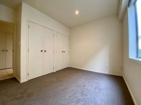 Sunny Two Bedroom Apartment with two secure carparks - Photo 5