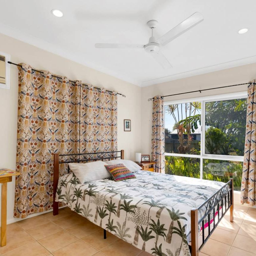 SPACIOUS FAMILY HOME SET IN QUIET CLOSE - Photo 1