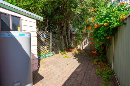 Charming Two Bedroom Terrace House! - Photo 3