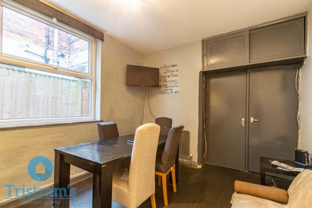 5 bed Mid Terraced House for Rent - Photo 1