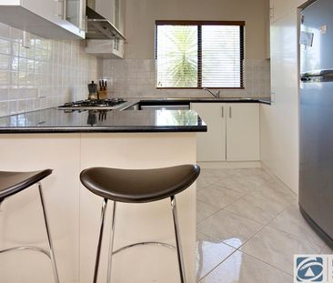 Modern Street Front Villa - Photo 6