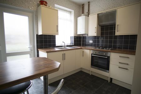 3 Bed House to Let on Calverley Street, Preston - Photo 4