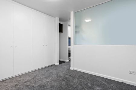 Light-Filled Studio Living in Prime St Kilda East - Photo 5
