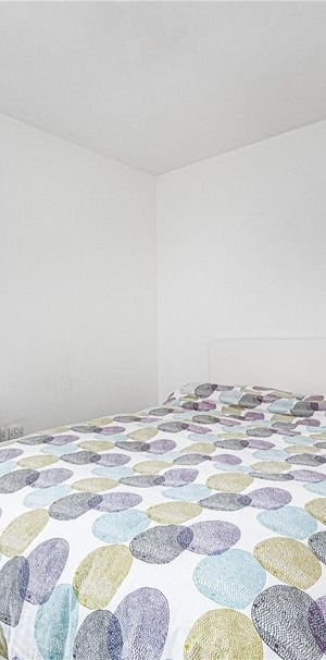 1 bedroom flat in London - Photo 1