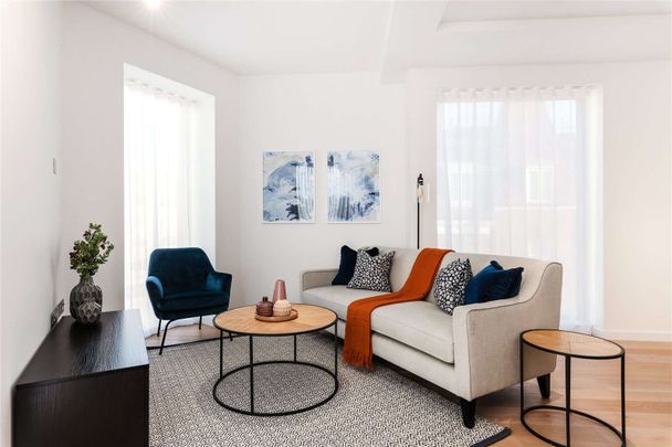 Beautiful 3 bedroom, apartment in a stylish boutique development (with concierge), which has been furnished to a high standard, just 0.2 miles (approx.) to St. James Park station. - Photo 1