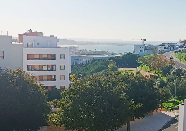 Apartamento T3 com Terraço Privativo para Arrendamento em Nova Queijas