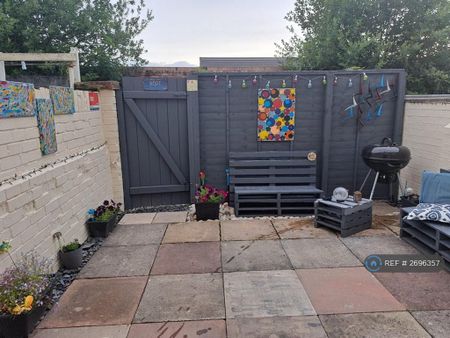 2 bedroom terraced house to rent - Photo 2