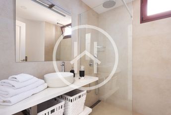 Amplio apartamento de cuatro dormitorios con vistas al mar en Radazul Bajo