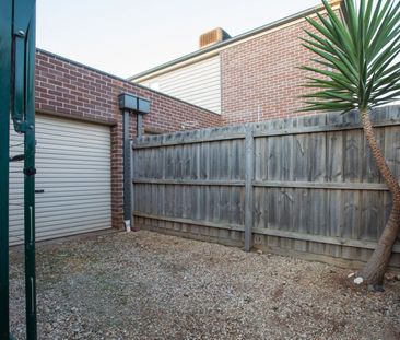 CHARMING THREE BEDROOM TOWNHOUSE! - Photo 2