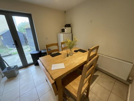 4 bedroom semi-detached house to rent - Photo 4