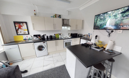 27 Flat 2 Headingley Mount, Leeds, LS6 3EW - Photo 4
