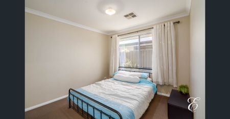 EASY LIVING IN CONVENIENT SUBURB! - Photo 3