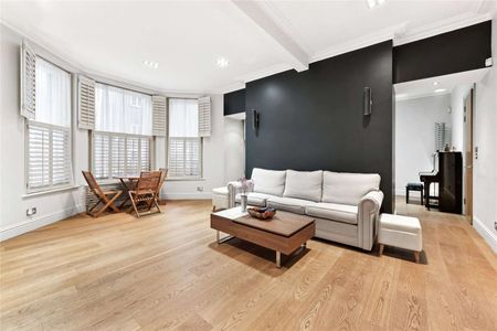 A large raised ground floor flat with wood floors - Photo 2