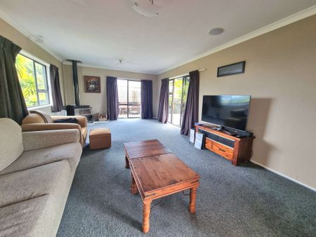 Furnished 3 bedroom home on Melville Drive! - Photo 3