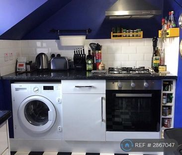 1 bedroom in a flat share to rent - Photo 3