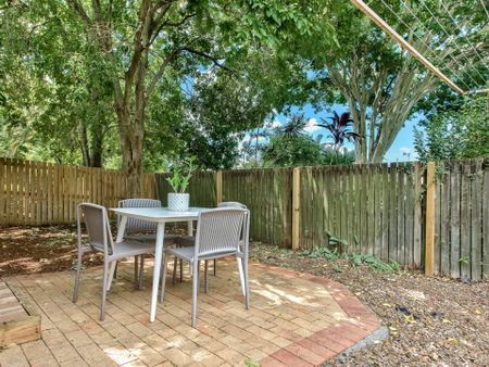 STYLISH, 2 BEDROOM TOWNHOUSE IN CENTRAL LOCATION ! - Photo 2