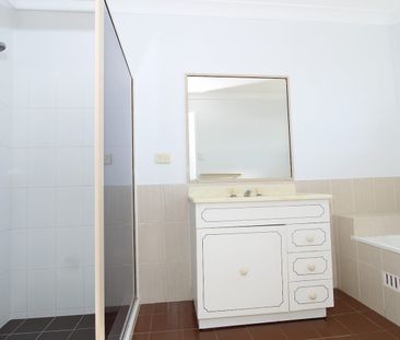 Well Maintained and Conveniently Located 2 bed Villa - Photo 4