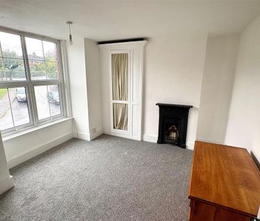 4 bedroom end of terrace house to rent - Photo 2