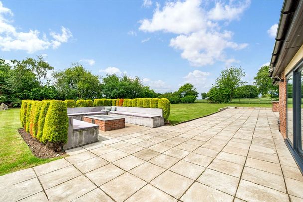 An exceptional architect designed residence set within a 0.75 acre plot, enjoying far-reaching countryside views and offering 3156 sq ft of contemporary living through. - Photo 1