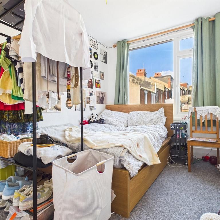 4 bedroom semi-detached house to rent - Photo 1