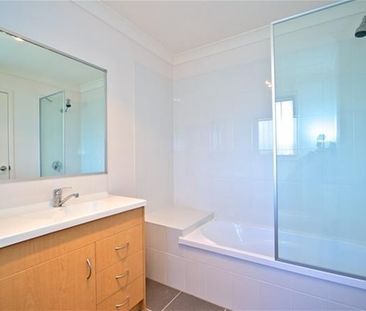 Modern Comfort in a Prime Location - 3-Bedroom Townhouse in Redbank... - Photo 1