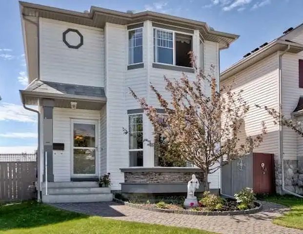 Arbour Lake, walkout basement and beautiful yards — 4 Bedrooms House - Photo 1