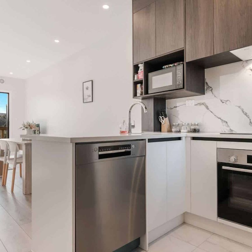 Charming 3-Bedroom Townhouse - Photo 1