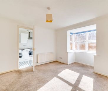 A light and spacious one bedroom ground floor flat with off street ... - Photo 1