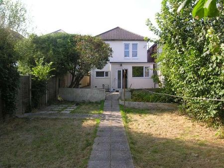 Bedroom Detached House In Bournemouth, BH9 - Photo 4