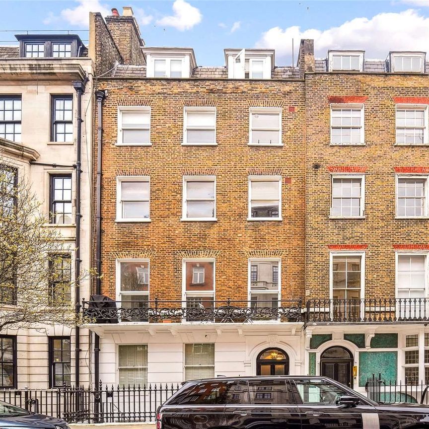 An impressive 3 bedroom duplex apartment set on the third & fourth floors of this period Georgian conversion. - Photo 1