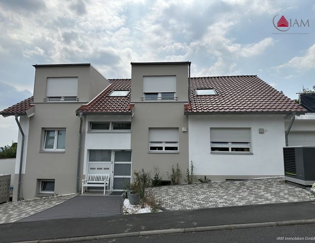 Luxuriöse und moderne 4-Zimmer Wohnung mit Balkon, Garage und Landhausküche! - Photo 1