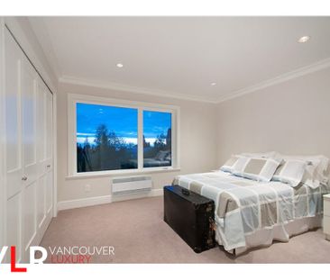 House in West Vancouver, BC - Photo 2