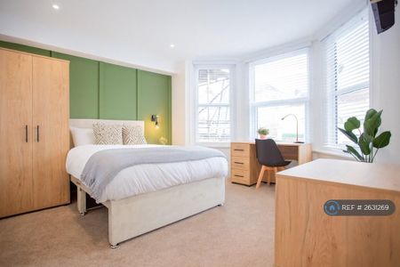 1 bedroom in a house share to rent - Photo 2