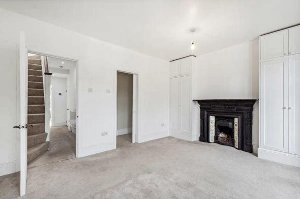 4 bedroom house in London - Photo 1