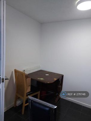 4 bedroom flat to rent - Photo 1