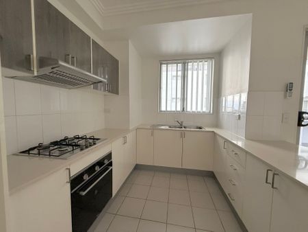 Three Bedroom Unit in Prime Location!! - Photo 3