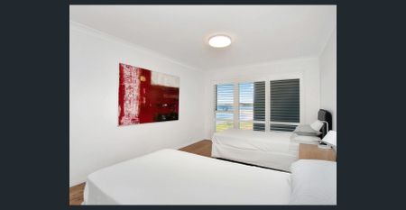 Three Storey Furnished Beachside Townhouse - 6 month lease - Photo 5