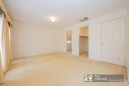 Exquisite Family Living: Luxury Home near GWSC and The Glen - Photo 3