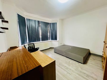 4 Bed Semi-Detached House, Hazelbury Crescent, LU1 - Photo 4