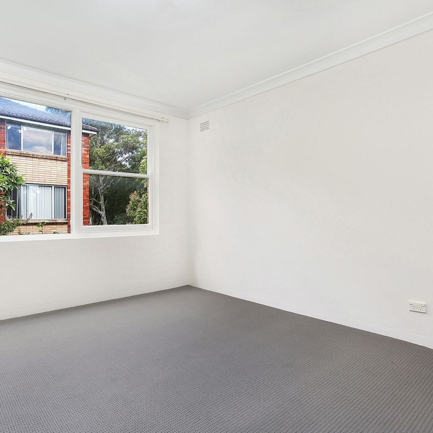 GROUND FLOOR TWO BEDROOM APARTMENT WITH BALCONY AND LOCK UP GARAGE - Photo 1