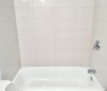 Coquet 2 1/2 demi ss, gym, internet, piscines - TOUT RÉNOVÉ - Photo 4