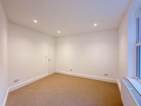 5 bedroom end of terrace house to rent - Photo 3