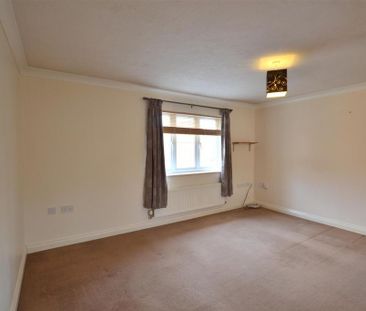 1 bedroom coach house to rent - Photo 2